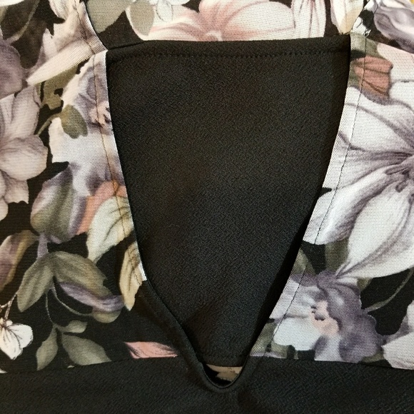 ❤❤SALE❤❤ Floral Blouse - Picture 2 of 6